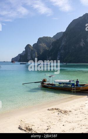 Barca ancorata nelle acque turchesi delle isole Koh Phi Phi, in Thailandia Foto Stock