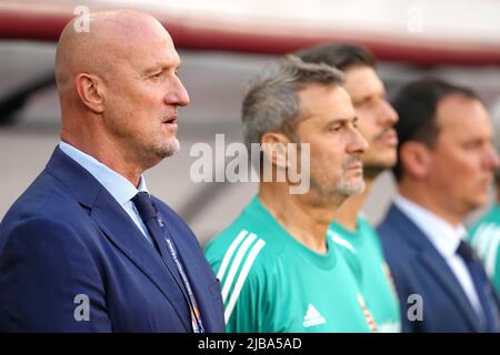 Il manager ungherese Marco Rossi (a sinistra) prima del calcio d'inizio nella partita della UEFA Nations League presso la Puskas Arena di Budapest. Data foto: Sabato 4 giugno 2022. Foto Stock