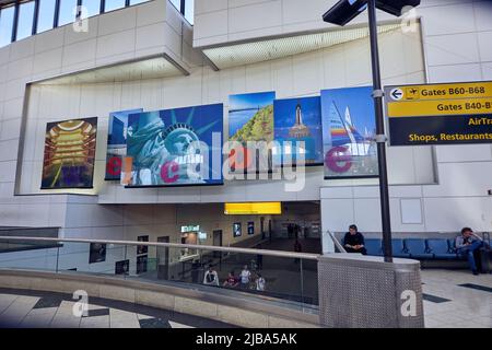 L'Aeroporto Internazionale Liberty di Newark, originariamente l'Aeroporto Metropolitano di Newark al Memorial Day. La gente ha ritardo su alcuni voli. Spirit Airlines, Alas Foto Stock