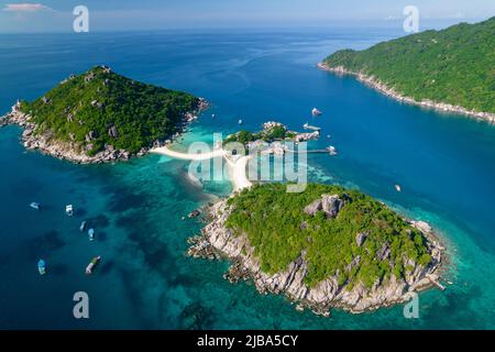 Foto aerea dell'idilliaca isola tropicale di Koh Nang Yuan e del suo famoso punto di vista, la Thailandia Foto Stock