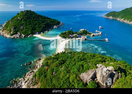 Foto aerea dell'idilliaca isola tropicale di Koh Nang Yuan e del suo famoso punto di vista, la Thailandia Foto Stock
