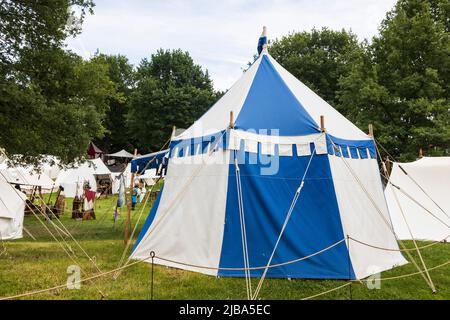 Pfingst-Spektakulum a Muelheim an der Ruhr, Germania. Campo medievale. Evento con un torneo medievale di cavalieri con accampamento e mercato dell'artigianato a Müga-Park vicino al castello Schloss Broich. Foto Stock