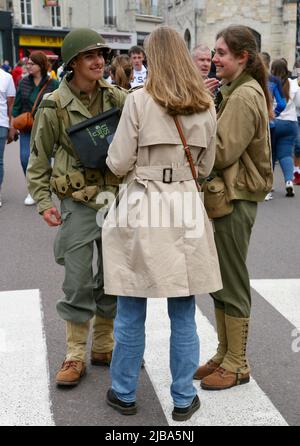 Un giovane soldato con le donne ammiratrici Foto Stock