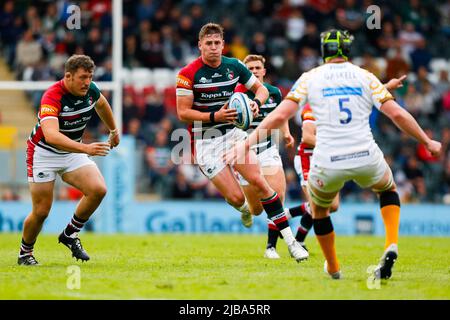 4th giugno 2022; Mattioli Woods Welford Road Stadium, Leicester, Inghilterra; Gallagher Premiership Rugby, Leicester Tigers Versus Wasps; Freddie Steward of Leicester Tigers prende la palla in contatto Foto Stock