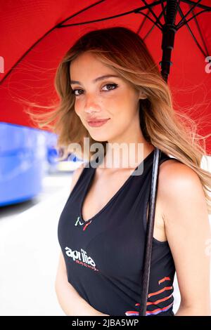 4th giugno 2022; circuito de Catalunya, Montmelo, Barcellona, Spagna: Gran Premi Monster Energy de Catalunya, MotoGP di Spagna, sessioni di qualificazione: Una ragazza paddock MotoGP pone durante le prove libere Foto Stock