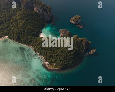 Vista aerea delle acque turchesi intorno all'isola di Koh Phi Phi Don Foto Stock