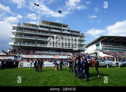 Desert Crown indolgito dal jockey Richard Kingscote dopo aver vinto il Cazoo Derby (in memoria di Lester Piggott) il giorno del Derby durante il Cazoo Derby Festival 2022 all'Epsom Racecourse, Surrey. Data foto: Sabato 4 giugno 2022. Foto Stock