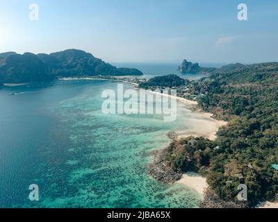 Vista aerea delle acque turchesi intorno all'isola di Koh Phi Phi Don Foto Stock