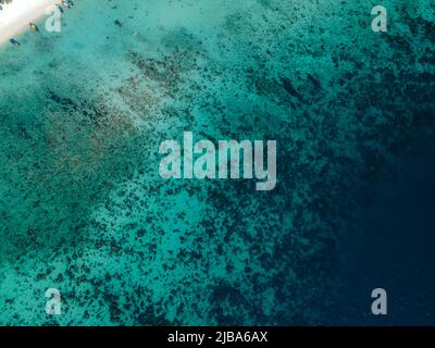 Vista aerea delle acque turchesi intorno all'isola di Koh Phi Phi Don Foto Stock