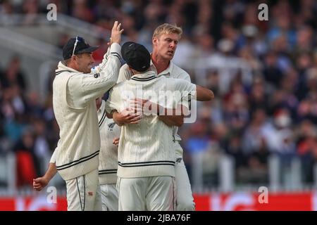 Kyle Jamieson della Nuova Zelanda festeggia la presa del bricket inglese ben Stokes Foto Stock