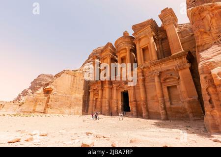 Il Monastero (ad Deir), un esempio di stile classico nabataeo, Petra, Giordania. Foto Stock