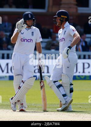 Londra, Regno Unito. 01st Feb 2018. LONDRA INGHILTERRA - GIUGNO 04 : L-R Old Captain England's Joe Root (Yorkshire) e New Captain England's ben Stokes (Durham) durante IL TEST ASSICURATIVO SERIE 1st Test, Day 3, (Day 3 of 5) tra l'Inghilterra contro la Nuova Zelanda al Lord's Cricket Ground, Londra il 04th Giugno 2022 Credit: Action Foto Sport/Alamy Live News Foto Stock