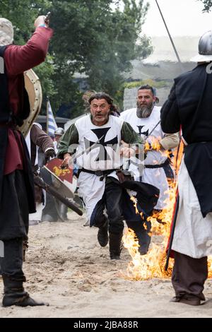 Pfingst-Spektakulum a Muelheim an der Ruhr, Germania. Cavalieri che combattono. Evento con un torneo medievale di cavalieri con accampamento e mercato dell'artigianato a Müga-Park vicino al castello Schloss Broich. Foto Stock