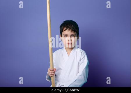 Bokken spada di legno giapponese isolato su bianco Foto stock - Alamy