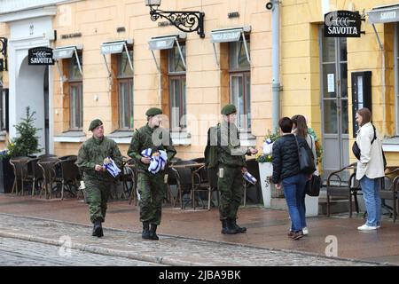 Helsinki, Finlandia. 04th giugno 2022. L'esercito finlandese ha visto consegnare bandiere finlandesi ai passanti. Il 4th giugno, durante la celebrazione della festa nazionale, giorno della bandiera delle forze di difesa finlandesi, si è svolta a Helsinki, in Finlandia, una parata militare. Credit: SOPA Images Limited/Alamy Live News Foto Stock