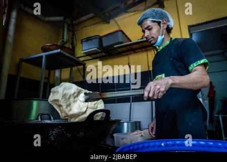 Penang, Malesia. 04th giugno 2022. Un venditore di cibo di strada produce pane piatto fresco a George Town, Penang. (Foto di Matt Hunt/SOPA Images/Sipa USA) Credit: Sipa USA/Alamy Live News Foto Stock