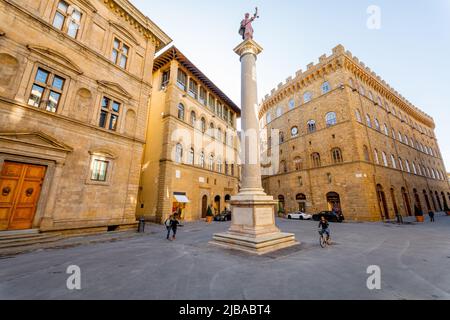 Vista mattutina su Piazza Santa Trinita a Firenze Foto Stock