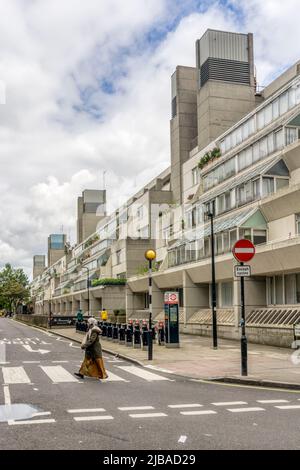 Il centro residenziale e commerciale Brunswick Center di Bloomsbury, Londra, è stato progettato da Patrick Hodgkinson a metà del 1960s. Foto Stock