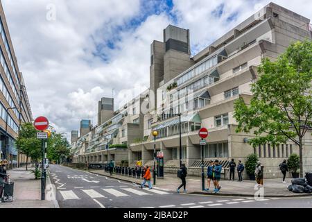 Il centro residenziale e commerciale Brunswick Center di Bloomsbury, Londra, è stato progettato da Patrick Hodgkinson a metà del 1960s. Foto Stock