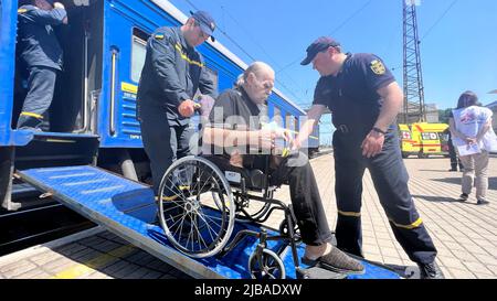 L'Organizzazione umanitaria 'Medici sans frontieres' (Medici senza frontiere) organizza l'evacuazione dei civili feriti in treno da Krasno Foto Stock