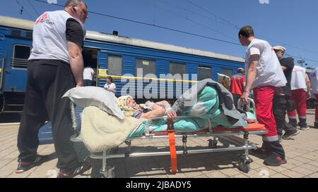 L'Organizzazione umanitaria 'Medici sans frontieres' (Medici senza frontiere) organizza l'evacuazione dei civili feriti in treno da Krasno Foto Stock
