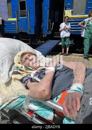 L'Organizzazione umanitaria 'Medici sans frontieres' (Medici senza frontiere) organizza l'evacuazione dei civili feriti in treno da Krasno Foto Stock