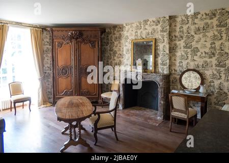 Francia, Normandia, Suisse Normande. Château de Pontécoulant. La camera da letto Louise Philippe. 19C Wedding guardaroba da Caen zona. Foto Stock