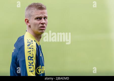 CARDIFF, GALLES - 04 GIUGNO 2022: Oleksandr Zinchenko in Ucraina durante una sessione di allenamento al Cardiff City Stadium, in vista della finale di play-off della Coppa del mondo FIFA 2022 contro Ucraina al Cardiff City Stadium il 5th giugno. (PIC di John Smith/FAW) Foto Stock