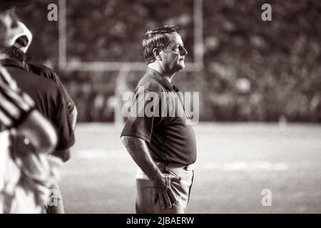 Il leggendario allenatore di football universitario Bobby Bowden guarda da un lato durante la partita FSU /Auburn il 13 ottobre 1984 nel Doak Campbell Stadium della Florida state University. (USA) Foto Stock