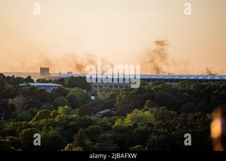 Berlino, Germania. 04th giugno 2022. Smoke sorge sopra l'Olympiastadion Berlin durante un concerto della band Rammstein. Credit: Christoph Soeder/dpa/Alamy Live News Foto Stock