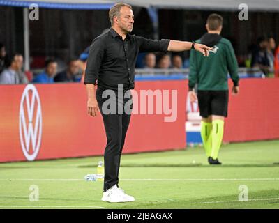 Bologna, Germania. 04th giugno 2022. Calcio, Lega delle Nazioni, fase di gruppo, Gruppo 3, giorno di incontro 1, Italia - Germania, Stadio Renato Dall'Ara: L'allenatore tedesco Hansi Flick segue la partita. Credit: Federico Gambarini/dpa/Alamy Live News Foto Stock