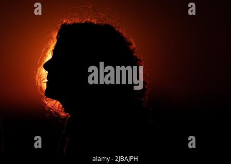 Berlino, Germania. 04th giugno 2022. Una donna si erge sulla montagna del drago di fronte al sole che tramonta. Credit: Christoph Soeder/dpa/Alamy Live News Foto Stock