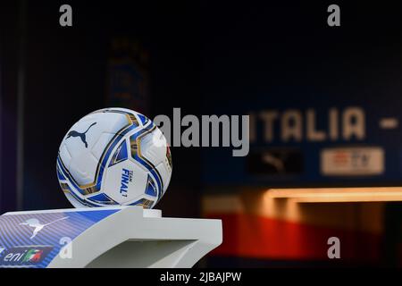 Stadio Renato Dall’Ara, Bologna, 04 giugno 2022, Italia palla durante Italia vs Germania - calcio UEFA Nations League match Foto Stock