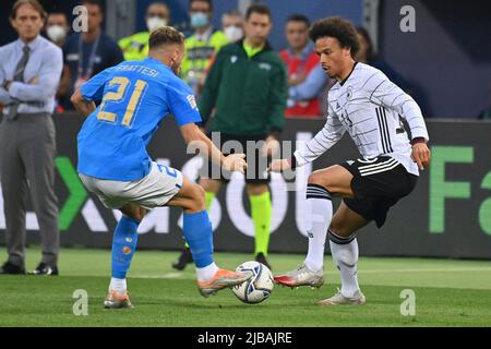 Bologna, Italia. 04th giugno 2022. Leroy SANE (GER), azione, duelli contro Davide FRATESI (ITA). Calcio UEFA Nations League, fase di gruppo 1.matchday Italia (ITA) - Germania (GER), il 4th giugno 2022, Renato Dall `Ara Stadium Bologna Credit: dpa/Alamy Live News Foto Stock