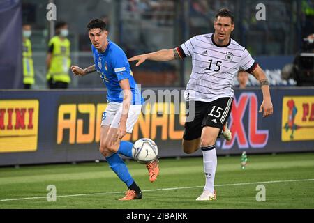 Bologna, Italia. 04th giugno 2022. Niklas SUELE (GER), azione, duelli contro Sandro TONALI (ITA). Calcio UEFA Nations League, fase di gruppo 1.matchday Italia (ITA) - Germania (GER), il 4th giugno 2022, Renato Dall `Ara Stadium Bologna Credit: dpa/Alamy Live News Foto Stock