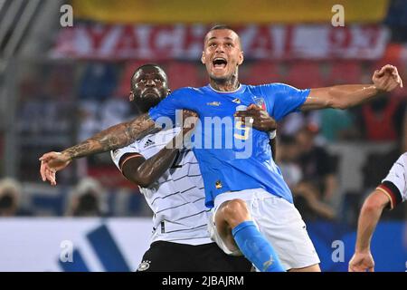 Bologna, Italia. 04th giugno 2022. Antonio RUEDIGER (GER), azione, duelli contro Gianluca SCAMACCA (ITA). Calcio UEFA Nations League, fase di gruppo 1.matchday Italia (ITA) - Germania (GER), il 4th giugno 2022, Renato Dall `Ara Stadium Bologna Credit: dpa/Alamy Live News Foto Stock