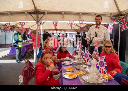 Eton, Windsor, Berkshire, Regno Unito. 4th giugno 2022. Oggi è stato il momento della festa a Eton High Street, in quanto residenti e amici hanno avuto un grande tempo al Platinum Jubilee Street Party. Credit: Maureen McLean/Alamy Live News Foto Stock