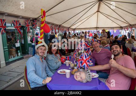 Eton, Windsor, Berkshire, Regno Unito. 4th giugno 2022. Oggi è stato il momento della festa a Eton High Street, in quanto residenti e amici hanno avuto un grande tempo al Platinum Jubilee Street Party. Credit: Maureen McLean/Alamy Live News Foto Stock