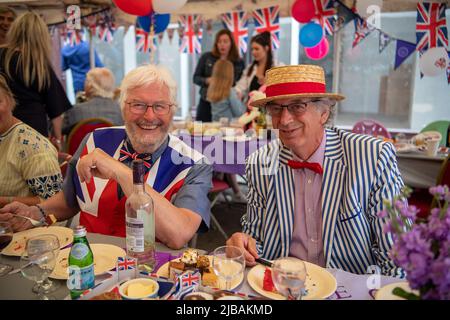 Eton, Windsor, Berkshire, Regno Unito. 4th giugno 2022. Oggi è stato il momento della festa a Eton High Street, in quanto residenti e amici hanno avuto un grande tempo al Platinum Jubilee Street Party. Credit: Maureen McLean/Alamy Live News Foto Stock