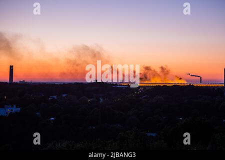 Berlino, Germania. 04th giugno 2022. Smoke sorge sopra l'Olympiastadion Berlin durante un concerto della band Rammstein. Credit: Christoph Soeder/dpa/Alamy Live News Foto Stock