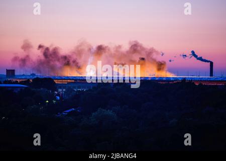 Berlino, Germania. 04th giugno 2022. Smoke sorge sopra l'Olympiastadion Berlin durante un concerto della band Rammstein. Credit: Christoph Soeder/dpa/Alamy Live News Foto Stock