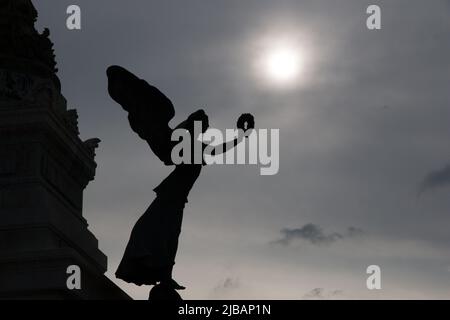 Silhouette di un antico angelo di pace statua del vittorio Emanuele II monumento / Vittoriano monumento. Ali d'angelo. Foto Stock