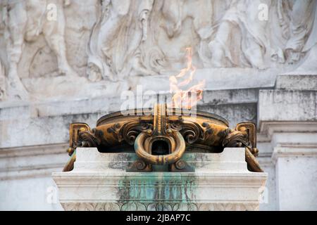 Roma, Italia - 21 SETTEMBRE 2019: Primo piano del memoriale per l'ignoto soldato fiamma eterna a Roma. La fiamma eterna. Tomba del solista sconosciuta. Al Foto Stock