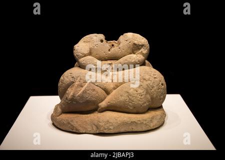 Leiden, Paesi Bassi - 07 AGOSTO 2021: Vecchia statuetta di pietra antica da una donna grassa senza una testa da Malta antica, Europa. Figura senza testa seduto, Foto Stock