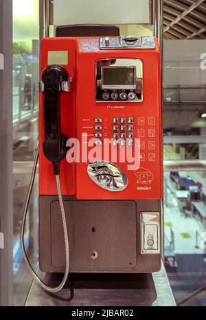 Primo piano del telefono pubblico a pagamento rosso in Thailandia Foto Stock