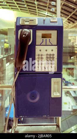 Primo piano del telefono pubblico blu a pagamento in Thailandia Foto Stock