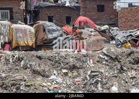 Delhi, Delhi, India. 4th giugno 2022. La gente cammina attraverso una discarica piena di rifiuti a Taimoor Nagar alla vigilia della Giornata Mondiale dell'ambiente a Nuova Delhi. (Credit Image: © Kabir Jhangiani/Pacific Press via ZUMA Press Wire) Foto Stock