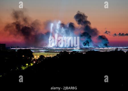 Berlino, Germania. 04th giugno 2022. Smoke sorge sopra l'Olympiastadion Berlin durante un concerto della band Rammstein. Credit: Christoph Soeder/dpa/Alamy Live News Foto Stock