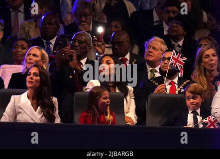 La principessa Charlotte gela mentre guarda il Partito platino con la Duchessa di Cambridge e il Principe Giorgio al Palazzo in scena di fronte a Buckingham Palace, Londra, il terzo giorno delle celebrazioni del Platinum Jubilee per la Regina Elisabetta II Data foto: Sabato 4 giugno 2022. Foto Stock