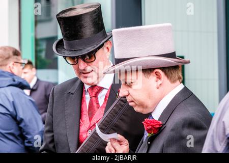 Epsom Surrey, Londra UK, giugno 04 2022, due signori che indossano i cappelli formali tradizionali superiori Foto Stock